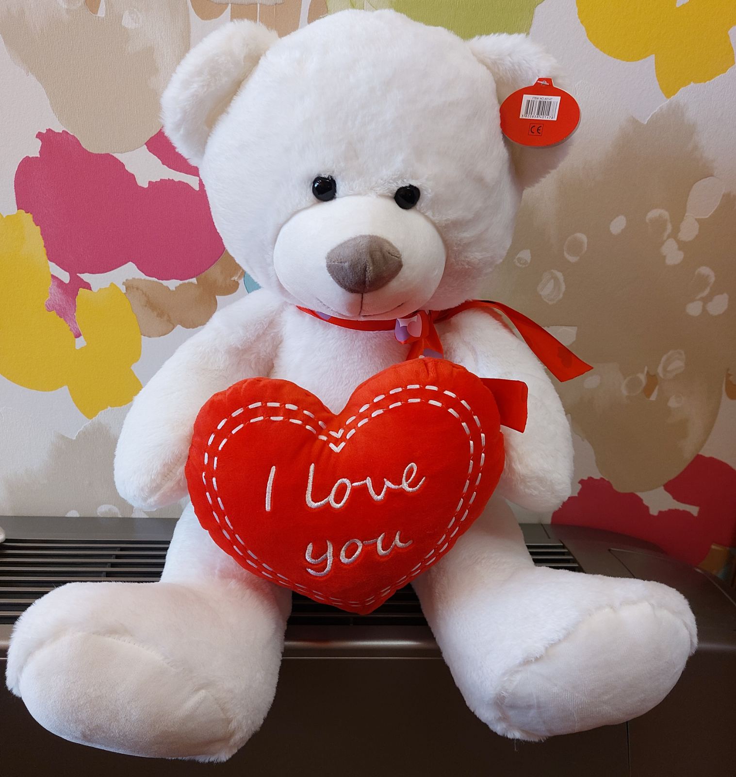 Bear with heart and ribbon - White
